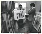 1984 Pressefoto Ken Elliott von Harris Gallery zeigt Malerei für Kunden in TX