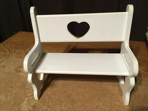 PANCA PER BAMBOLE IN LEGNO CON RITAGLIO CUORE SU SCHIENA E GAMBE 9 1/2" X 8 1/2" X 4 1/2" - Foto 1 di 7