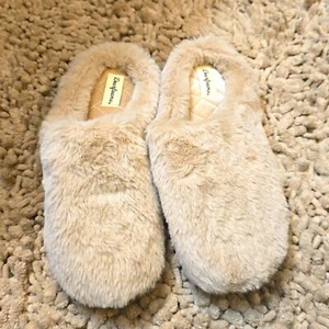New Dearfoams Women's L 9-10 Beige Fuzzy Slippers Quilted Memory Foam Insole - Picture 1 of 4