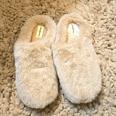 New Dearfoams Women's L 9-10 Beige Fuzzy Slippers Quilted Memory Foam Insole - Image 1 of 4