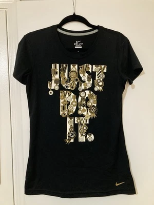 Camisa para mujer Nike Dri-Fit "Just Do It" talla pequeña negra con diseño de medalla dorada Foto 1 de 4
