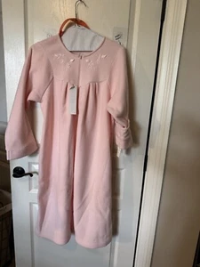NWT Miss Elaine Size Medium Pink Short Robe Full Zip Pockets Embroidered GIFT!! - Picture 1 of 8