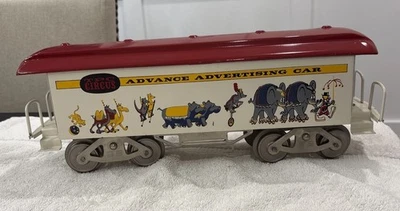 Hojalata McCoy TPC Circo Advance Publicidad Coche Calibre Estándar Blanco y Rojo Foto 1 de 4
