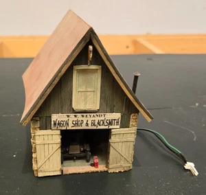 S/Sn3 BUILDING & STRUCTURE CO. WAGON SHOP W/INTERIOR, VEHICLE, LITES - Bild 1 von 5