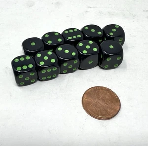 10x schwarze Mini 10mm Würfel mit grünen Pips kleine Würfel Backgammon & andere Spiele - Bild 1 von 4