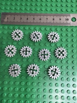 Lego 10 Light Grey Technic, Gear 16 Tooth - Engine / Gearbox Part 4019 - Image 1 of 3