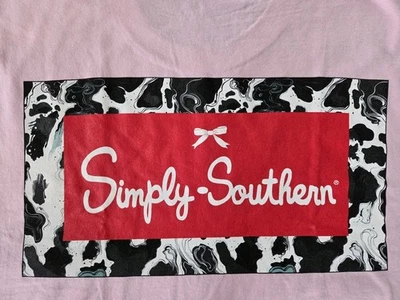 Manga curta Simply Southern GRANDE "IMPRESSÃO DE VACA". Novo design de fechamento com etiqueta - Imagem 1 de 3