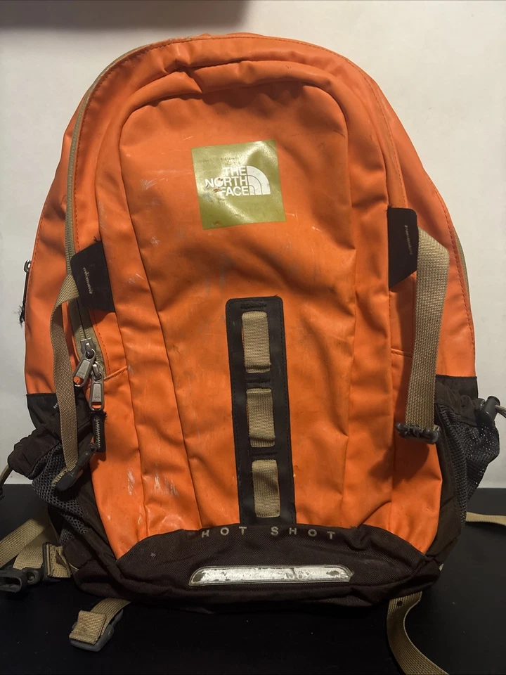 Mochila base The North Face Hot Shot naranja tiene rasguños, Foto 1 de 4