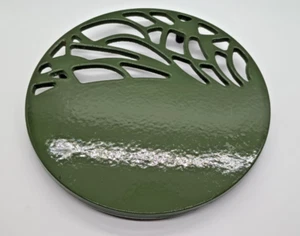 Vintage Le Creuset France Trivet smalto verde modello ritagliato marcato LF 8" tondo - Foto 1 di 7