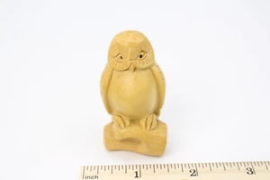 Búho Netsuke en tronco - boj ligero tallado japonés  - Imagen 1 de 6