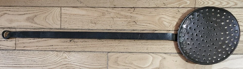 Colador de cucharón de hogar de hierro forjado y cobre hecho por herrero antiguo 33 1/2" Foto 1 de 4