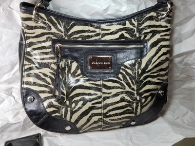 Bolsa de ombro de viagem de couro Gianni Bini X-Grande estampa de zebra - Imagem 1 de 2
