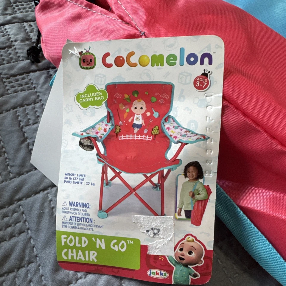 Niño pequeño, Cocomelon, silla plegable cabra y bolsa de transporte Foto 1 de 1