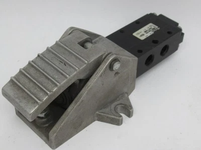 Parker 520711000 4/2 Manual Air Control Valve 1/4" NPT 150 PSI .83cfm USED - Image 1 of 2