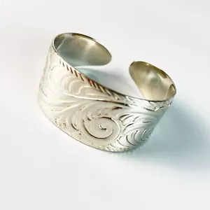Brazalete Ancho Puño Ancho Graduado de Plata Esterlina Sólida con Pergamino Floral en Grabado - Imagen 1 de 9