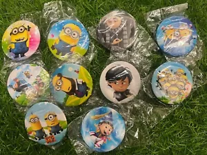 10 x MINION DESPICABLE ME PIN BADGES, MIXED DESIGNS, PARTY BAGS FAVOURS - NEW - Picture 1 of 1