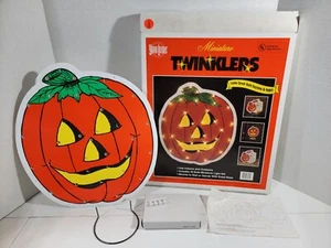 Letrero de Halloween de calabaza Jack O Lantern ilumina con parpadeos en miniatura con aspecto de patio - Imagen 1 de 9