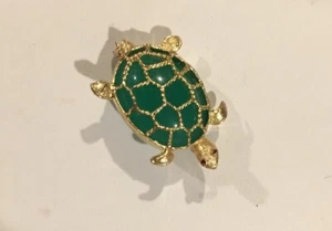 14K Yellow Gold  With Oval-Shaped Dyed Green Chalcedony Cabochon Turtle Brooch - Picture 1 of 9
