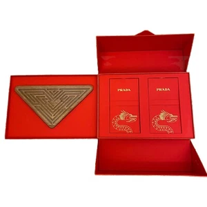 Caja de Regalo Premium Prada 2024 Año del Dragón - Laberinto de Madera y Sobres - Imagen 1 de 8