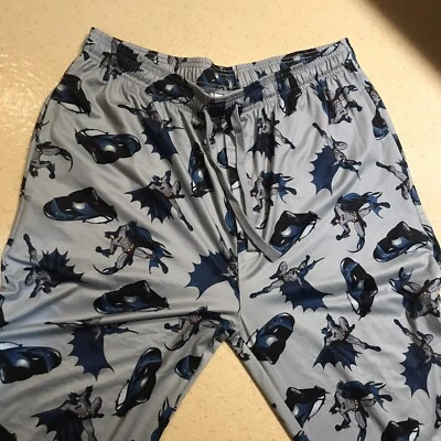 Pijama móvil Batman Bat para hombre talla grande con cordón y cierre de botones. Foto 1 de 4
