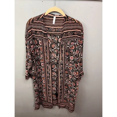 Kimono Xhilaration frente abierto para mujer mediano negro floral rosa borla ligero Foto 1 de 4