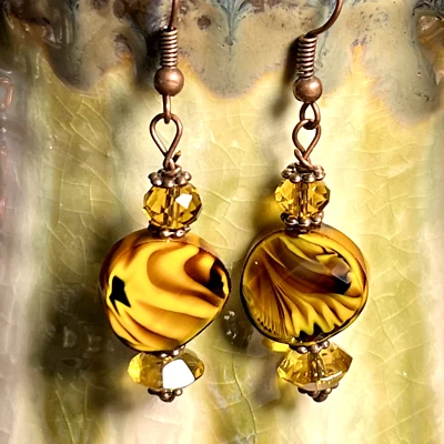Pendientes colgantes checos de gancho francés tono cobre amarillo y marrón. Artesano. S131 Foto 1 de 3