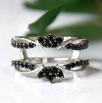 Anillo de banda potenciadora de diamantes negros simulados redondos de 2 quilates enchapado en oro blanco de 14 k Foto 1 de 4