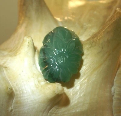 CABOCHÃO OVAL VINTAGE GENUÍNO MING'S NATURAL SERPENTINA ESCULPIDA À MÃO FLOR #2 - Imagem 1 de 4