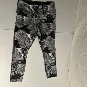 New Nike dry dry fit Capri high rise tight fit Crop length black Gray palm Med - Picture 1 of 17