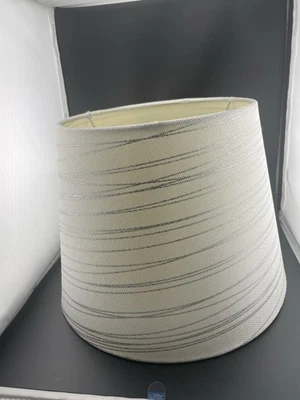 "Pantalla de tela blanca off blanca plateada a rayas metálicas imperio cónica 9"" X 12""" Foto 1 de 4