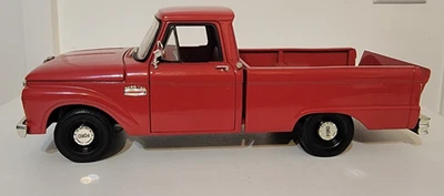 Camioneta Ford F-100 1965 roja Sunstar 1/18 - sin caja Foto 1 de 4