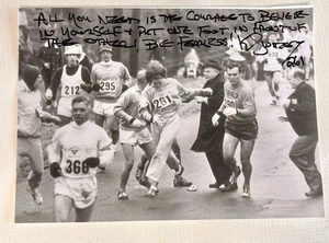 Runner KATHRINE SWITZER Signed 5 X 7  Photo BOSTON MARATHON AUTOGRAPH - Picture 1 of 3