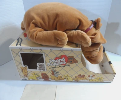 Cachorro de Pelúcia Vintage 1985 Pound Puppies Rumpleskins + Caixa, Papelada e Coleira - Imagem 1 de 4