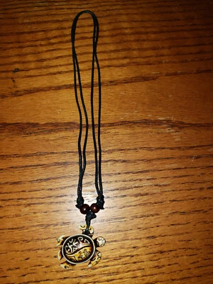 Collar Tortuga Grabada Tribal Foto 1 de 4