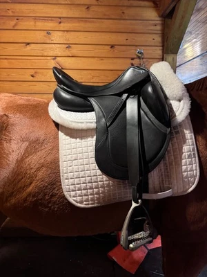 Sillín de doma Stubben Centurion II 2024 18 pulgadas 27 cm Foto 1 de 4