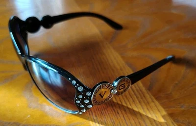 Gafas de sol para mujer Versace monturas negras con medallones y cristales de diseño Greca Foto 1 de 4