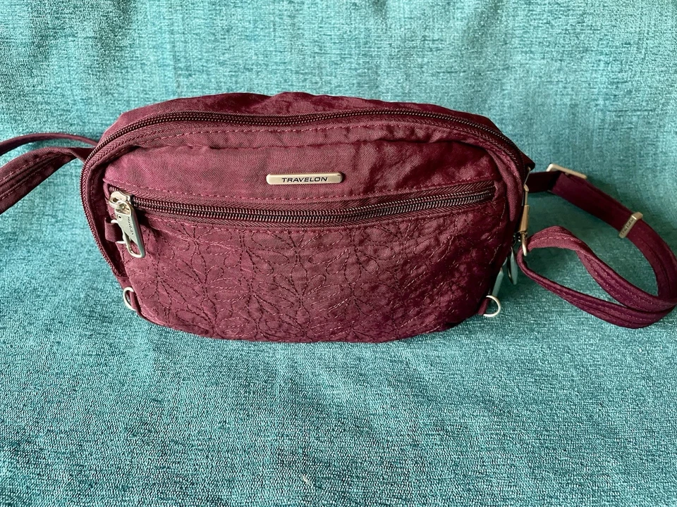 Bandolera Travelon Acolchada Vino Púrpura con Bordado Floral - Antirrobo   Foto 1 de 4