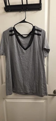Camiseta Torrid 1X Nueva con Etiquetas Gris Universitaria Cuello en V, Rayas Negras, Ajuste Clásico, Cómoda Foto 1 de 4