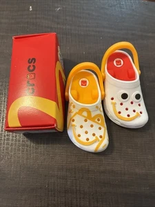 2024 McDonalds Happy Meal Spielzeug Crocs Schlüsselanhänger Figuren Crocs - Bild 1 von 4