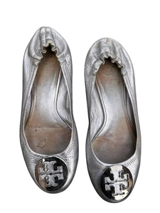 Tory Burch Reva Silver Leather Ballet Flats Size 7 6098 Logo Medallion Metallic - Picture 1 of 10