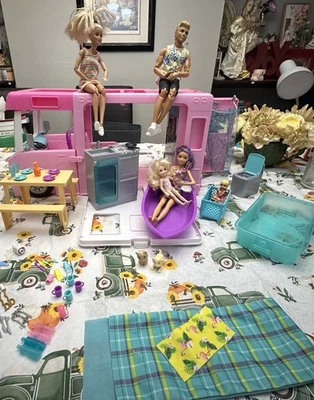 Barbie Camper Juego 3 en 1 DreamCamper con Piscina y la mayoría de los accesorios Foto 1 de 4