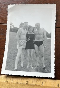 Foto 2 Männer im Badeanzug und Frau. Eine mit Zigarette, eine andere mit Flasche - Bild 1 von 2