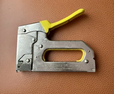 Pistola grapadora manual de alta resistencia ACME Staple Co. modelo 25A EE. UU. Foto 1 de 4