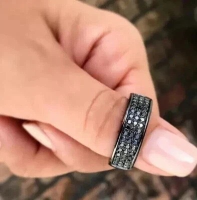 Impresionante anillo redondo de diamantes negros simulados unisex enchapado en oro negro de 14 K Foto 1 de 4