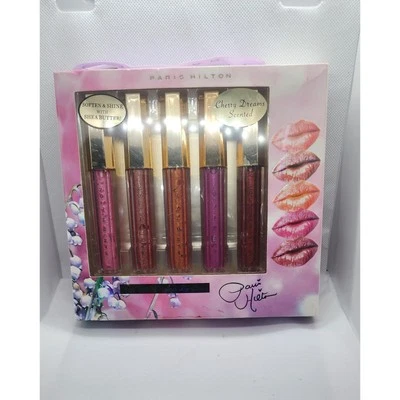 Juego de 5 Paris Hilton Cherry Dreams escena brillo de labios con manteca de karité Foto 1 de 3