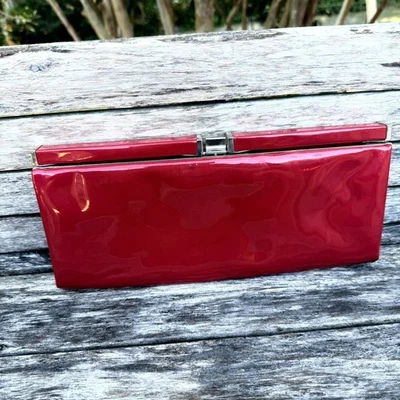 Cartera sin asas vintage de charol rojo cereza de los años 50 broche de metal tono plateado Foto 1 de 4