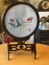 VINT.CHINESE EMBROIDERED SILK SCREEN INSIDE MAHOGANY FRAME/STAND H.31cm