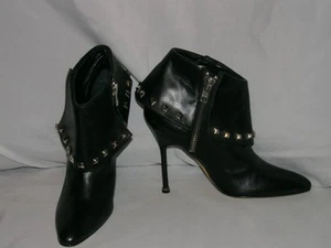 Botas cortas Manolo Blahnik de cuero negro con tachuelas talla 36 1/2 - Imagen 1 de 8