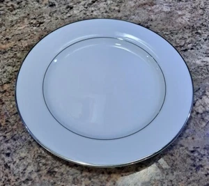 Lotto di 2 piatti vintage Noritake Envoy 6325 con bordo argento 8 1/4" ciascuno EPOC - Foto 1 di 5
