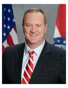 Foto retrato de político Eric Schmitt 2022 8x10 en 8,5" x 11" - Imagen 1 de 1